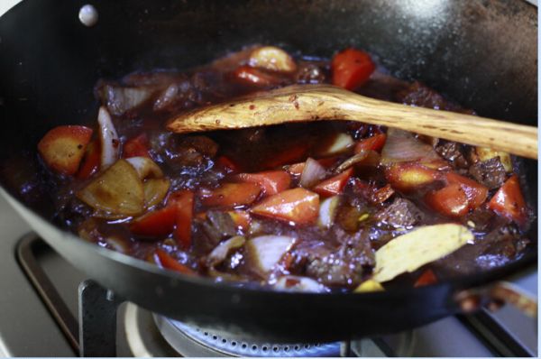 红酒洋葱胡萝卜炖牛肉