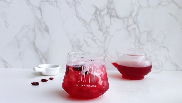 奶香蔓越莓冰饮