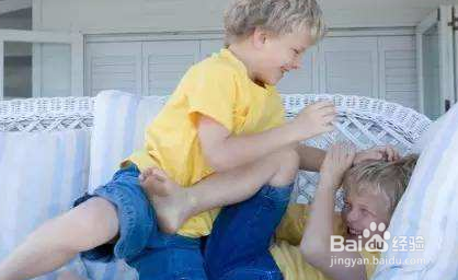 孩子爱打人，该怎么办？