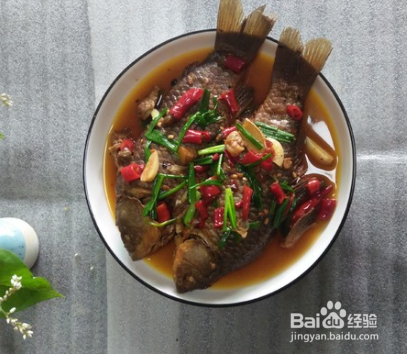 葱烧鲫鱼的做法