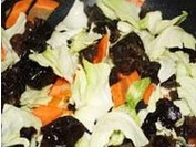 木耳胡萝卜炒卷心菜的家庭做法。