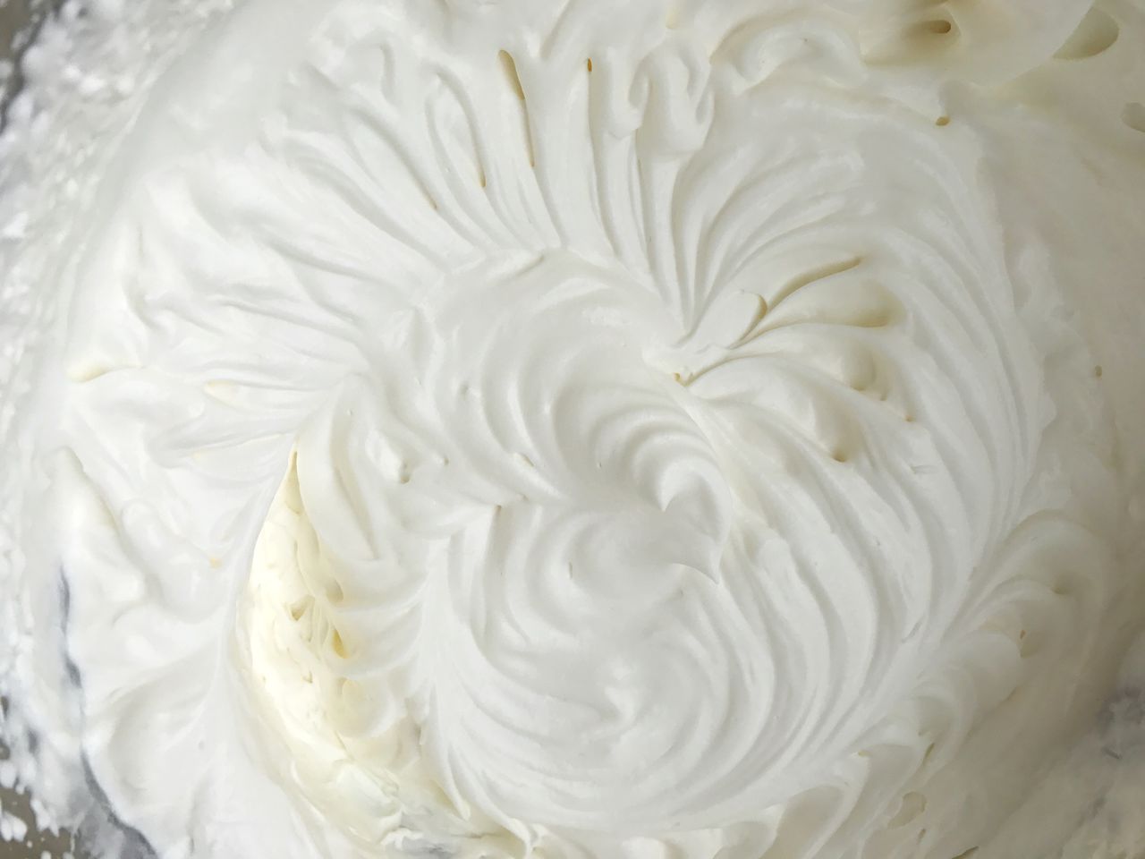 让我们一起学习草莓慕斯奶油蛋糕的做法吧