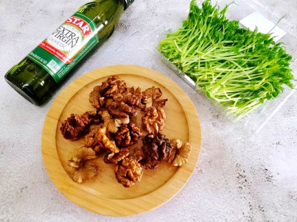 豌豆苗拌核桃仁