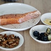 如何制作美味的三文鱼蔬菜沙拉