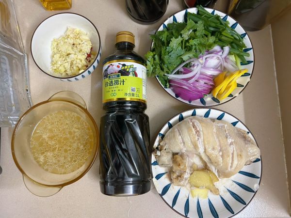 捞汁柠檬手撕鸡腿肉