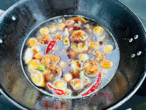 不需要炒糖色红烧鸡块焖鹌鹑蛋