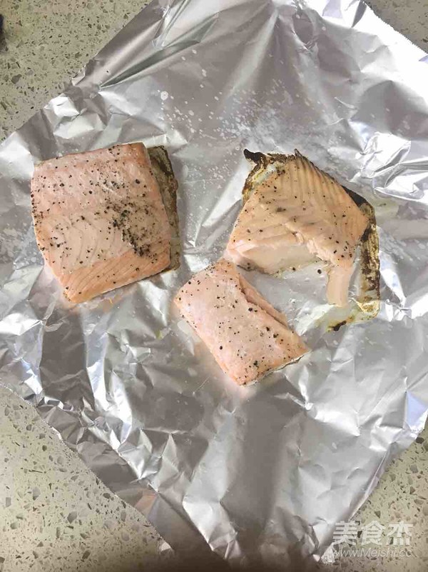 牛油果芝麻菜烤三文鱼汉堡