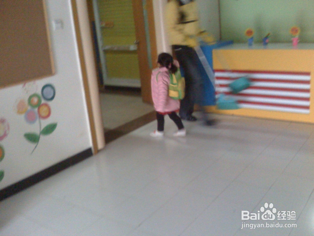 幼儿园的孩子要养成自理的习惯--穿鞋子