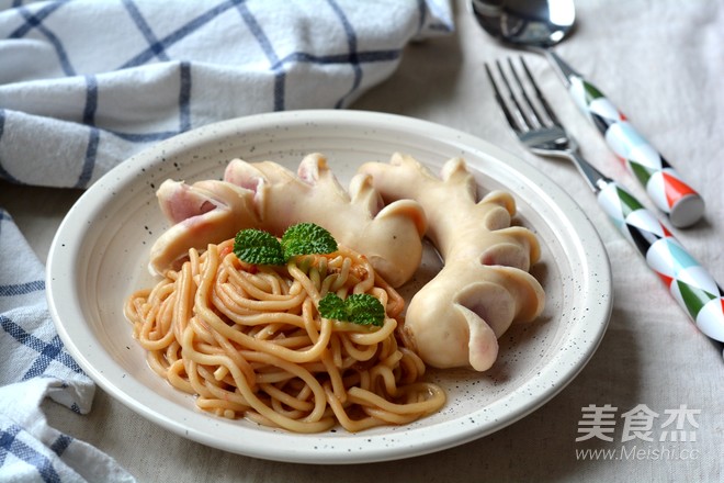 金枪鱼肠酱拌面