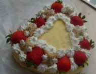 甜香扑鼻的小熊草莓蛋糕