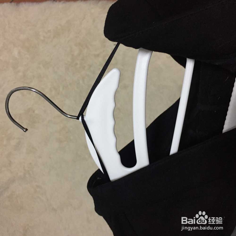 衣服洗完之后怎么晾才不会变形褪色