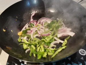 洋葱辣椒炒牛肉做法的简介