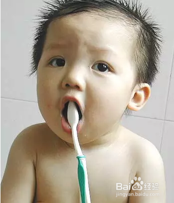 如何帮宝宝正确刷牙（宝宝刷牙正确方法指导）