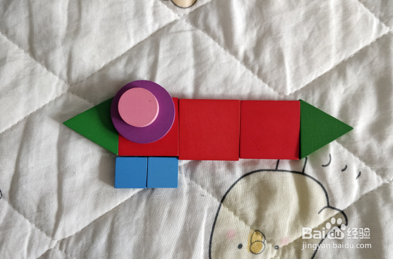 用几何形状积木怎么拼一条细长的海鱼?