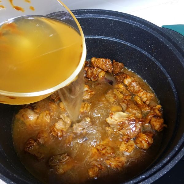 红烧萝卜牛腩煲