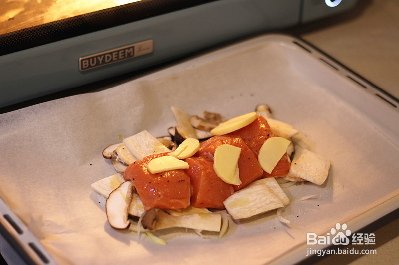 家常做法的纸包菌菇烤三文鱼