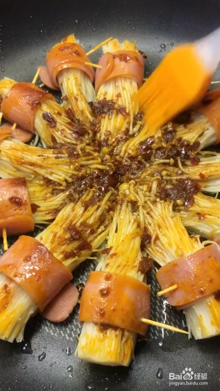 如何制作肉肠金针菇卷
