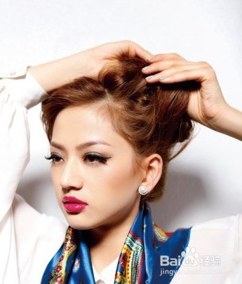 夏季复古盘发打造优雅气质,简单易学