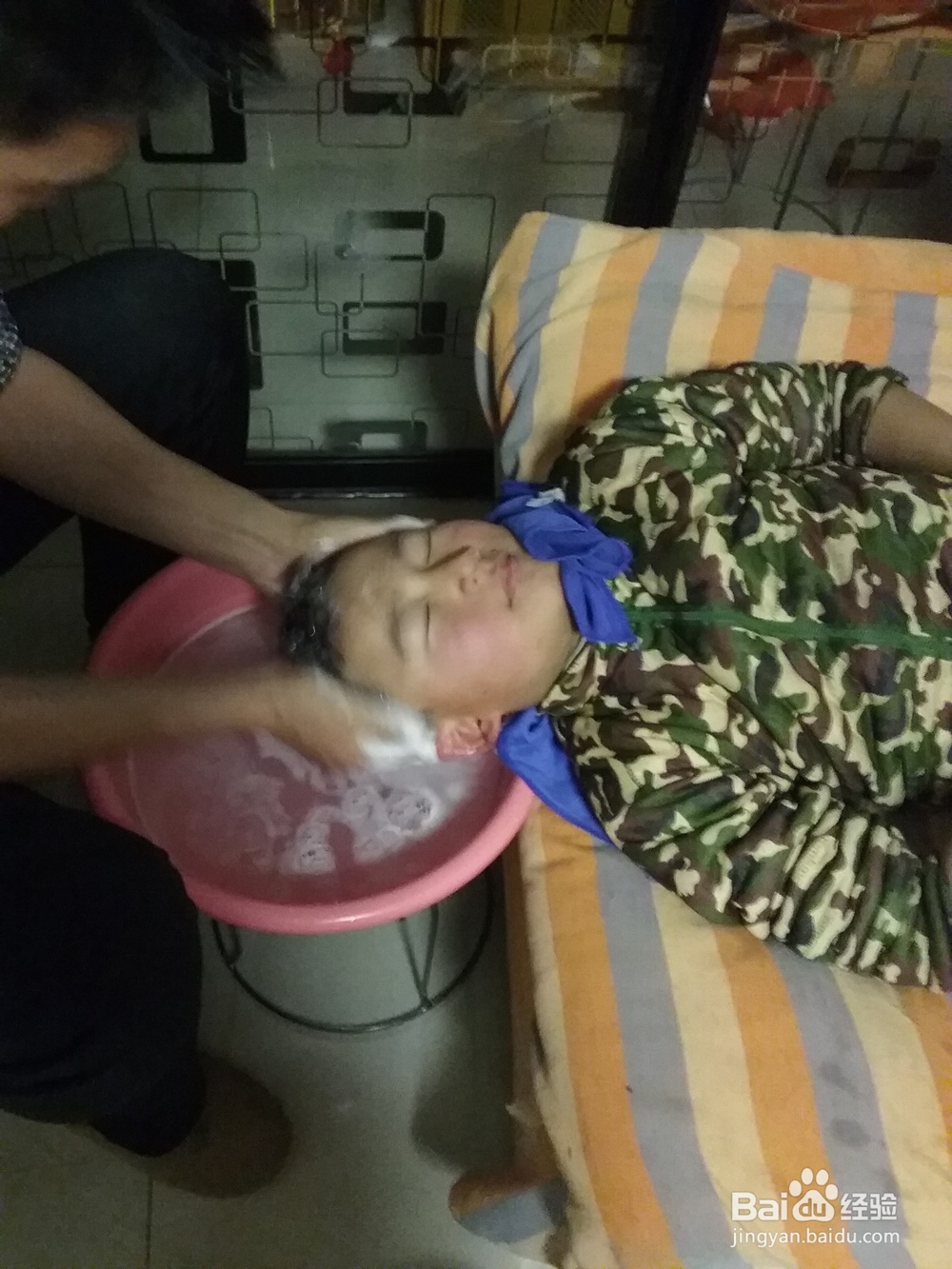 如何在家里给孩子舒服地洗头发