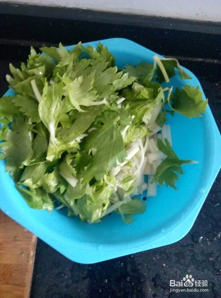 在家怎么做芹菜爆炒嫩鸡肉