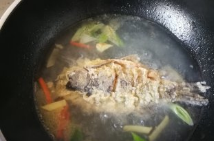 蕃茄白菜鲫鱼汤