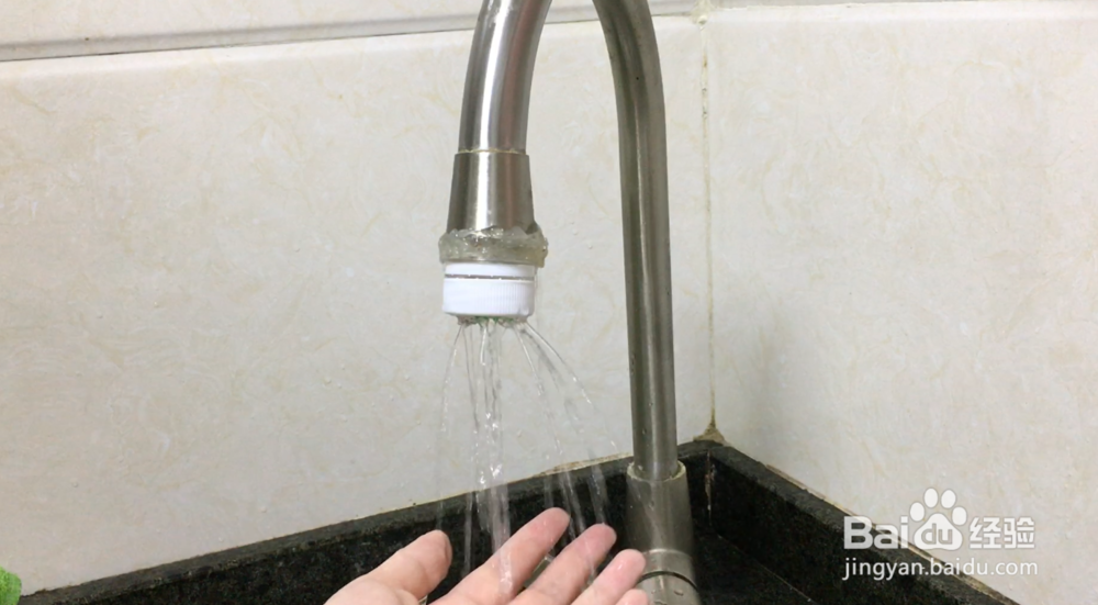 水龙头上套个塑料瓶盖,这个妙用很多人没想到