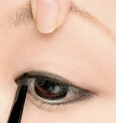 眼线技巧中的重要步骤