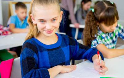 孩子写完作业离开教室，回来后发现作业被其他同学涂花，我该怎么办