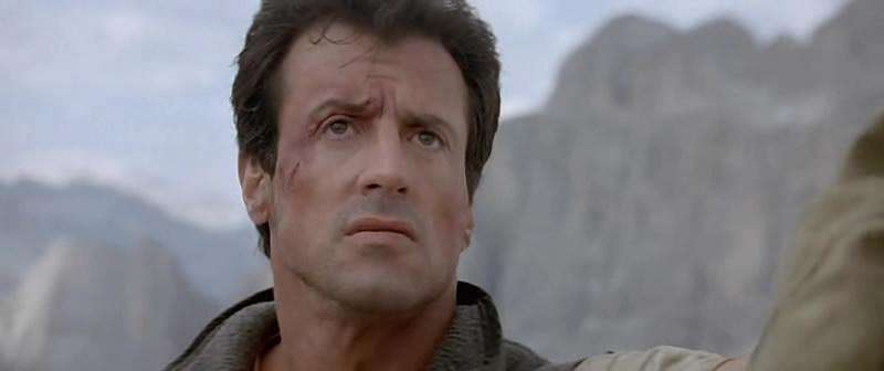 一部电影 开始讲的是徒手攀岩者 然后直升机来接他们 一个女的掉下悬崖了 不是谍中谍