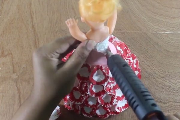 怎么用卫生纸制作芭比娃娃的晚礼服