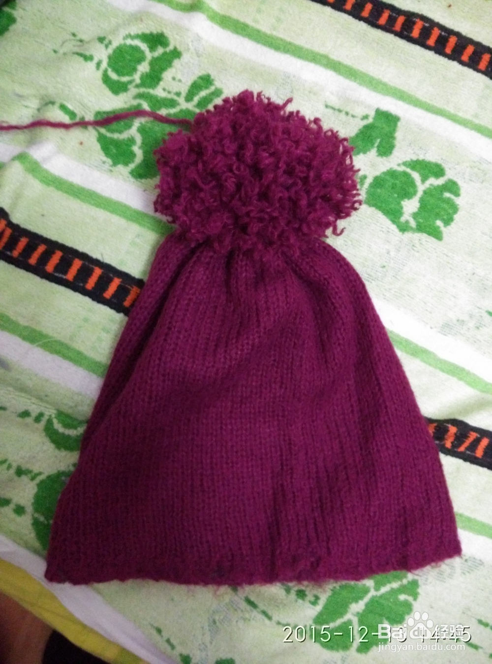 如何用旧毛衣改造毛绒帽子?