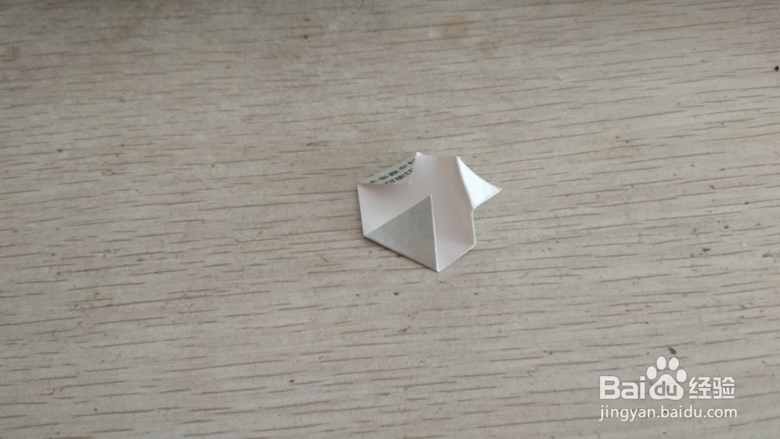 如何用一个三角形硬卡纸做简易的中性笔的支架