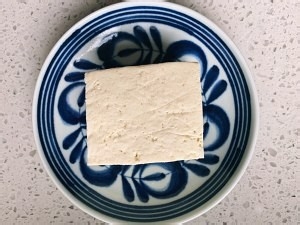 食补养生香椿芽拌豆腐的做法