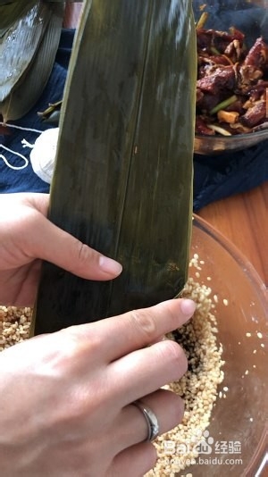 制作猪肉咸粽