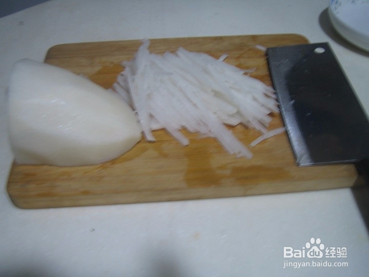 老年人怎样用刀来切白萝卜条