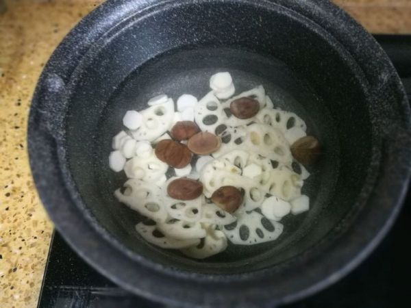 莲藕山药栗子甜汤