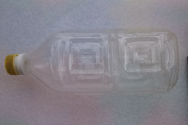 用饮料瓶制作粉笔盒的手工图