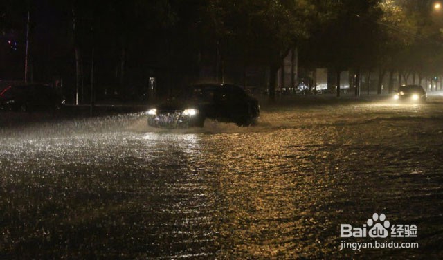 暴雨天气汽车驾驶需要注意什么?