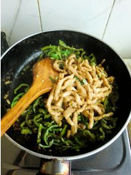 【年夜饭】青椒炒肉丝家常菜的做法