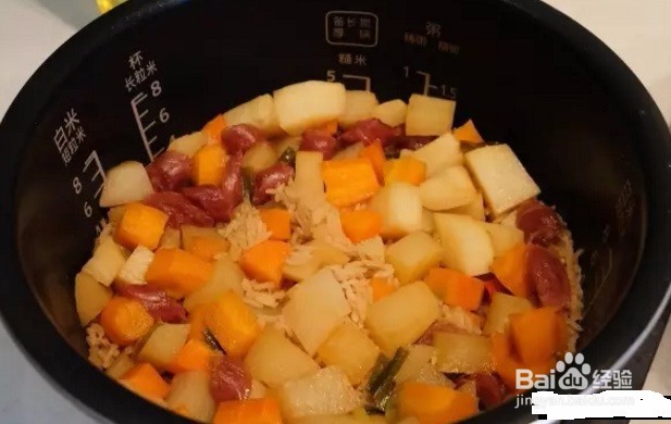 如何做腊肠土豆焖饭？