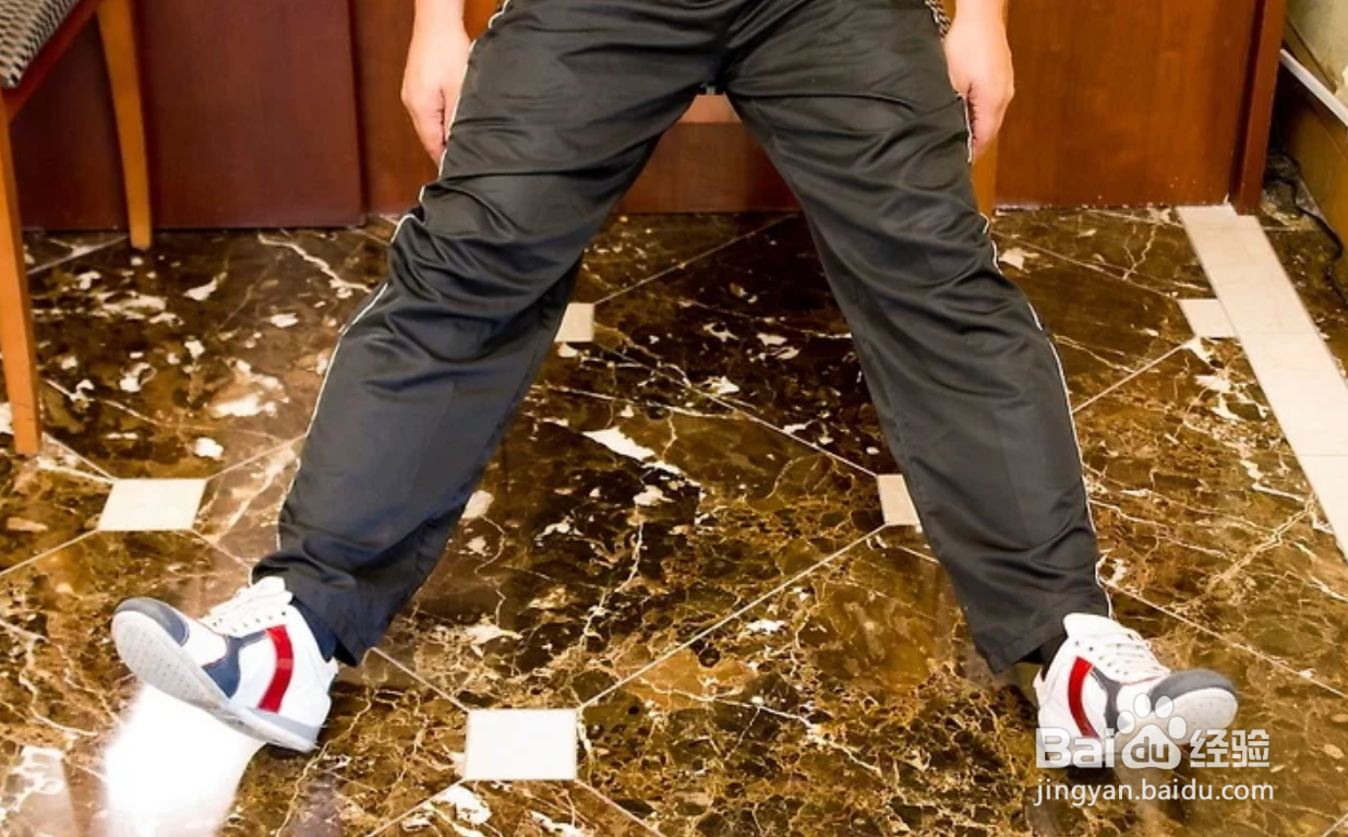 如何坐着练腹肌