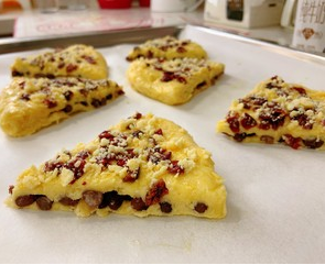 超级酥脆的蔓越莓蜜豆司康