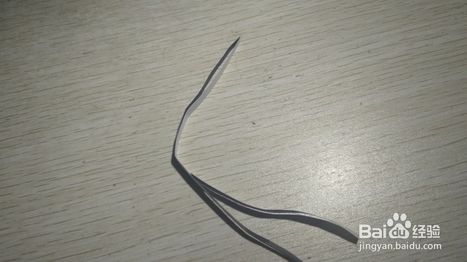 如何用细长的纸条做简易的手机支架