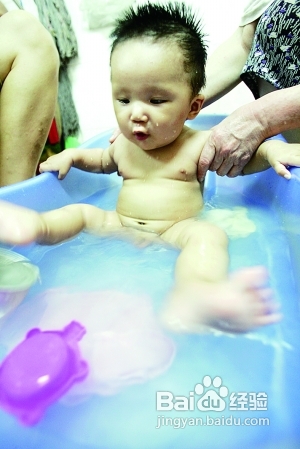 给宝宝洗澡有助提高IQ
