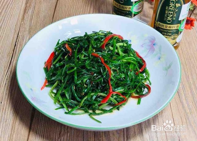 家庭自制红椒炒韭菜