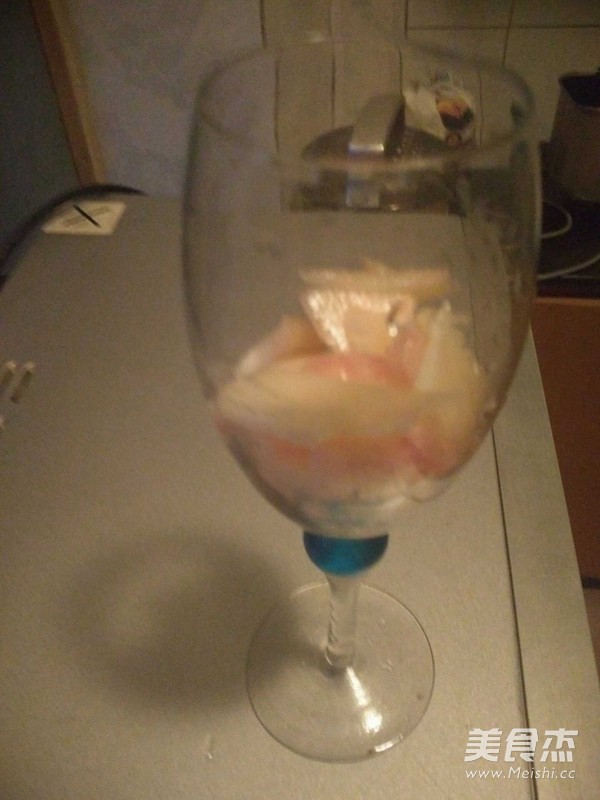 鲜桃拌酸奶的做法