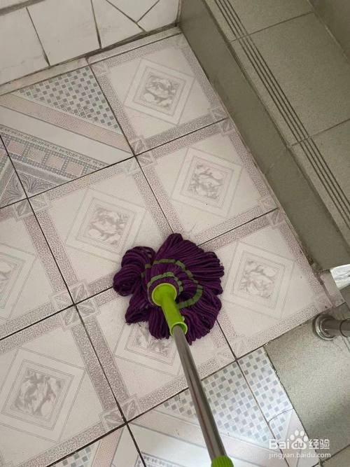 拖地洗的时候拧干净,用拖把水洗厕所