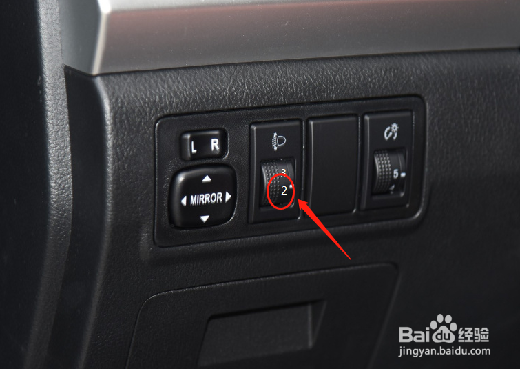 福迪雄师F22汽车灯光高度调节方法