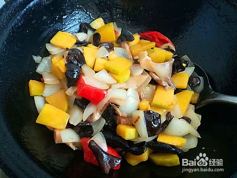 怎么做营养好吃的蘑菇黑木耳嫩南瓜