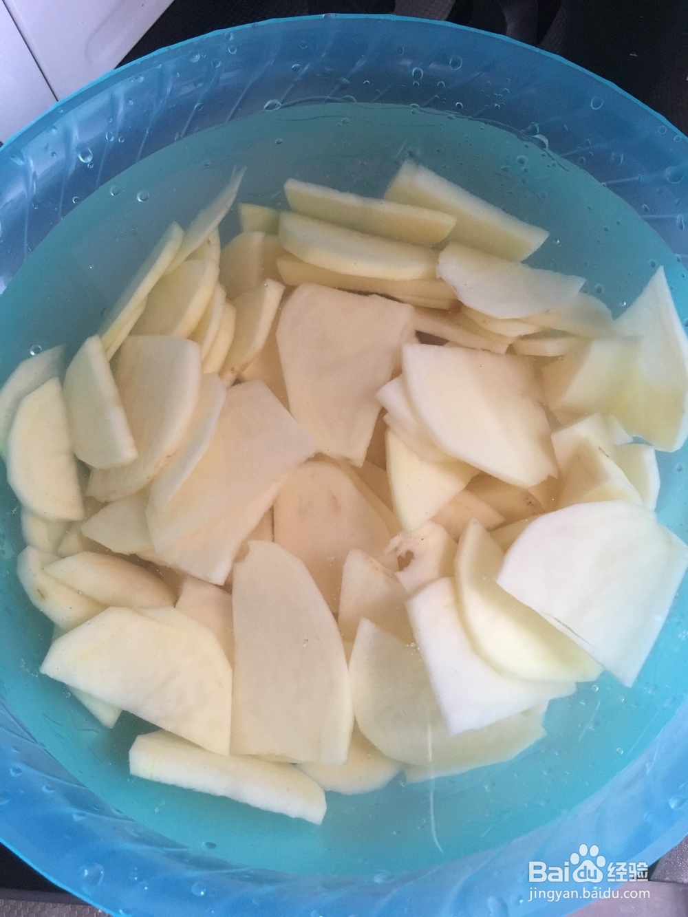 如何做家常土豆炒青椒。